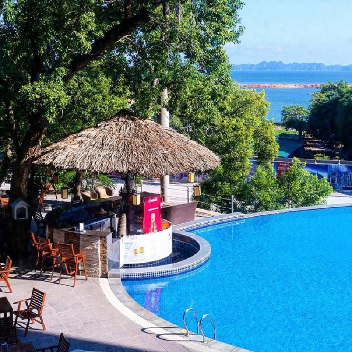 Bể bơi tại khách sạn Bãi Cháy  Novotel Halong Bay